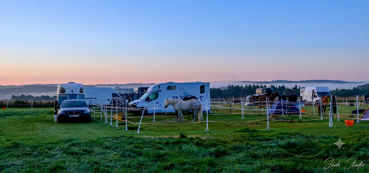 Equirencontre - Lever de soleil sur le camp installé