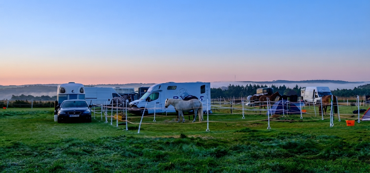 Equirencontre - Lever de soleil sur le camp installé